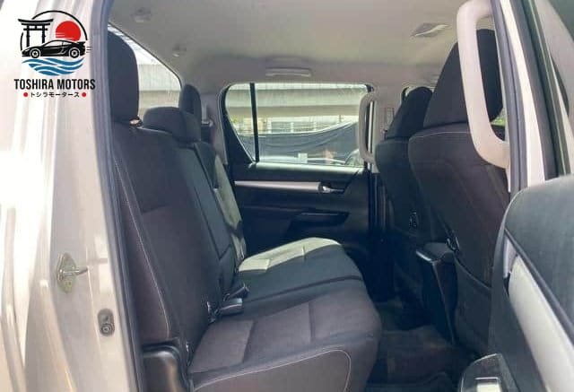 
								Toyota Hilux 2.4 E Revo full									