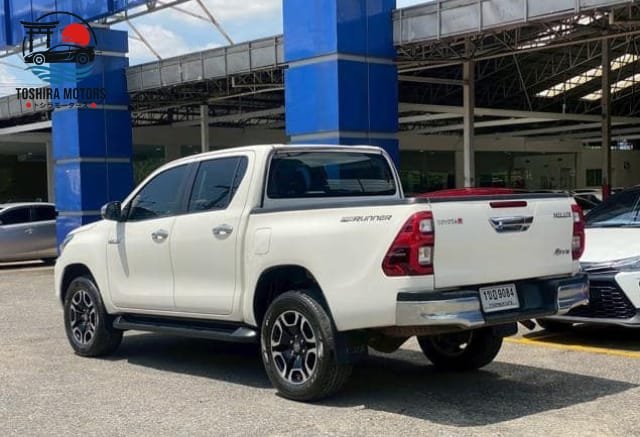 
								Toyota Hilux 2.4 E Revo full									