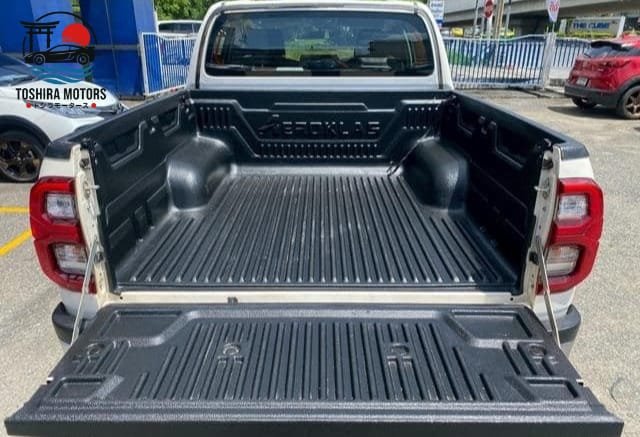 
								Toyota Hilux 2.4 E Revo full									