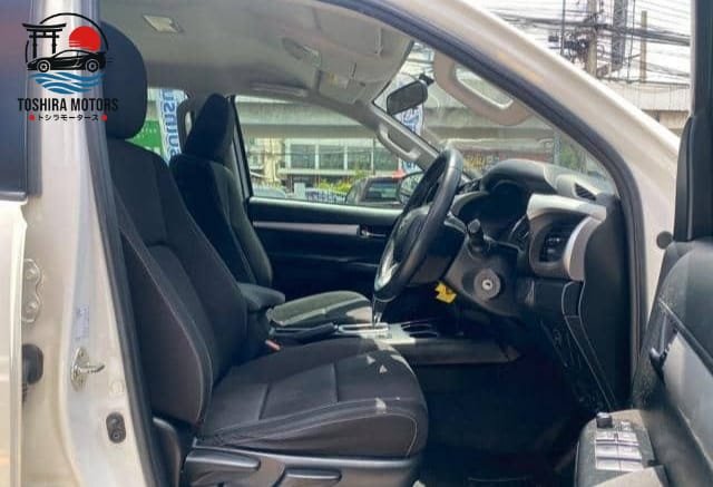 
								Toyota Hilux 2.4 E Revo full									