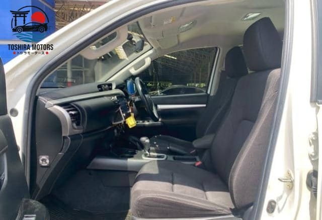 
								Toyota Hilux 2.4 E Revo full									