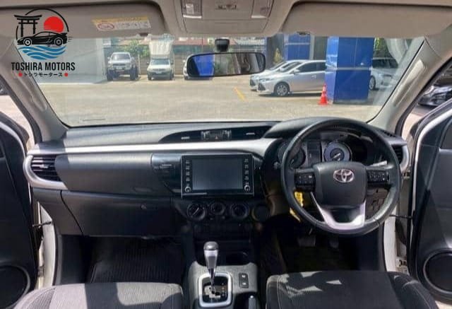 
								Toyota Hilux 2.4 E Revo full									