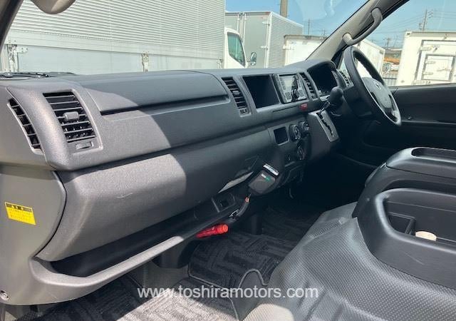 
								2015 TOYOTA HIACE VAN 212/1.5 full									