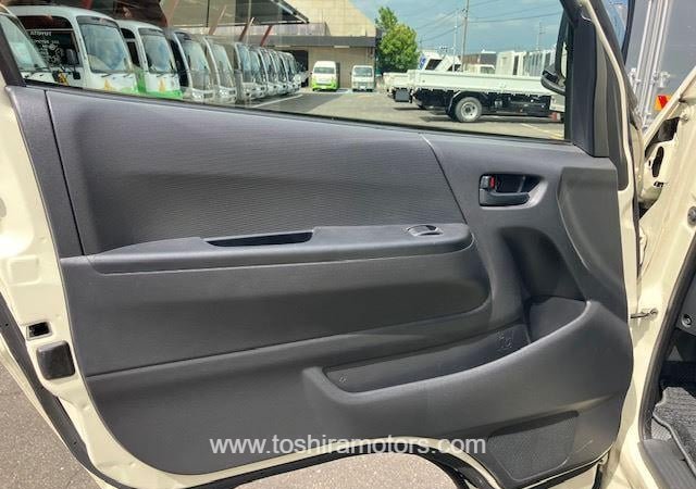 
								2015 TOYOTA HIACE VAN 212/1.5 full									