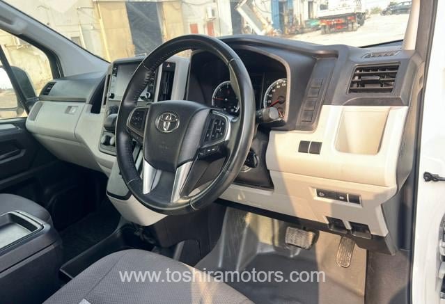 
								2022 TOYOTA HIACE VAN | PARKING SENSOR | BACK CAMERA full									