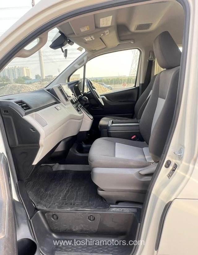 
								2022 TOYOTA HIACE VAN | PARKING SENSOR | BACK CAMERA full									