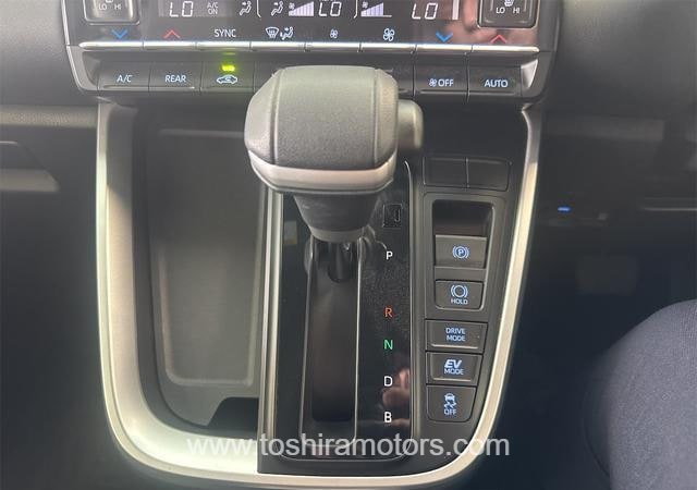 
								2025 TOYOTA VOXY full									