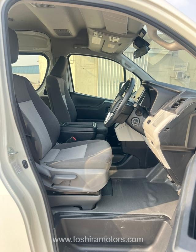 
								2022 TOYOTA HIACE VAN | PARKING SENSOR | BACK CAMERA full									