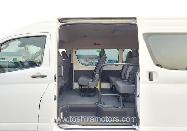 
								2021 TOYOTA HIACE COMMUTER full									