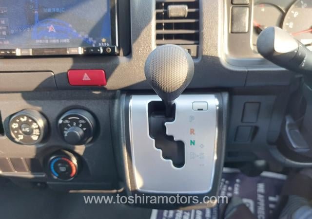 
								2015 TOYOTA HIACE COMMUTER full									