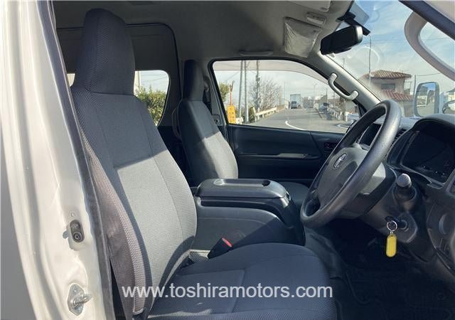 
								2022 TOYOTA HIACE VAN | PARKING SENSOR | BACK CAMERA full									