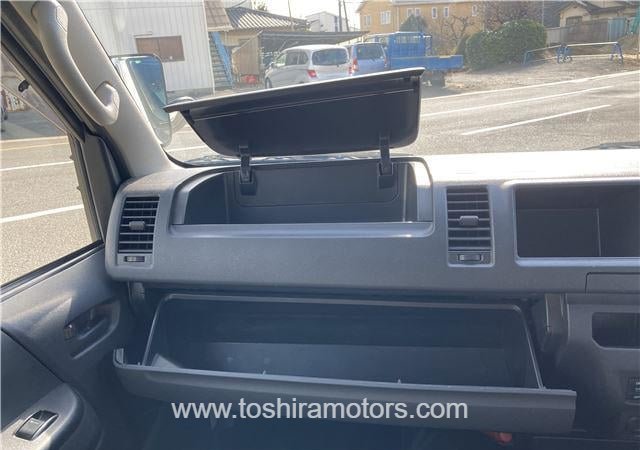 
								2022 TOYOTA HIACE VAN | PARKING SENSOR | BACK CAMERA full									