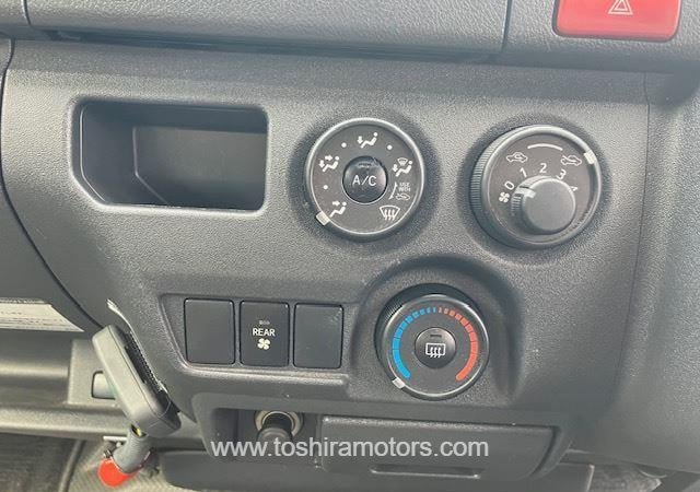 
								2015 TOYOTA HIACE VAN 212/1.5 full									