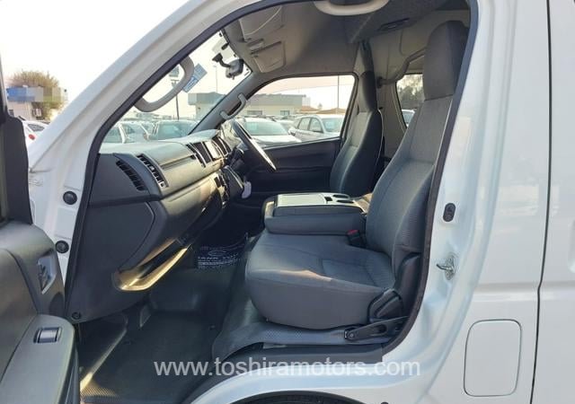 
								2015 TOYOTA HIACE COMMUTER full									