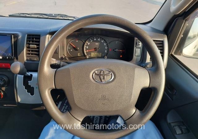 
								2015 TOYOTA HIACE COMMUTER full									