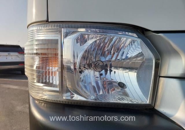 
								2015 TOYOTA HIACE COMMUTER full									