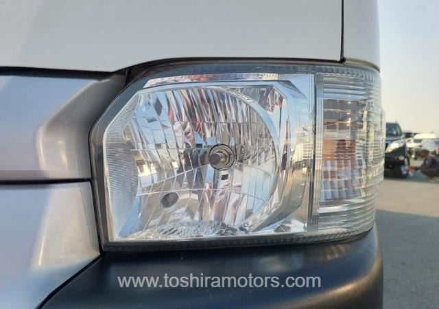 
								2015 TOYOTA HIACE COMMUTER full									