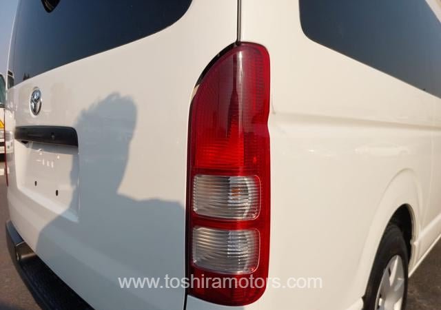 
								2015 TOYOTA HIACE COMMUTER full									