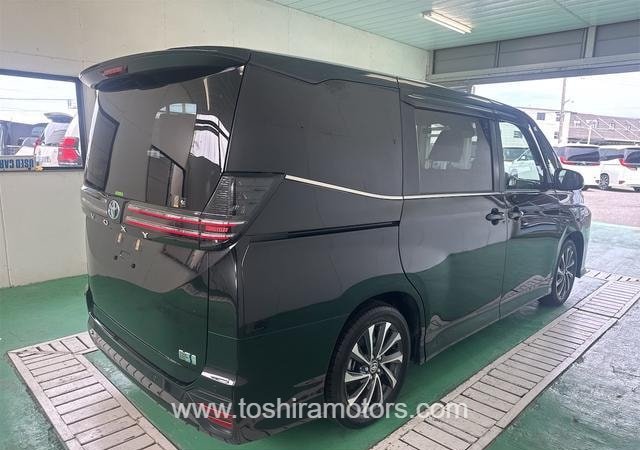 
								2025 TOYOTA VOXY full									