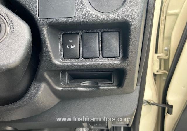 
								2015 TOYOTA HIACE VAN 212/1.5 full									