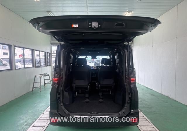 
								2025 TOYOTA VOXY full									